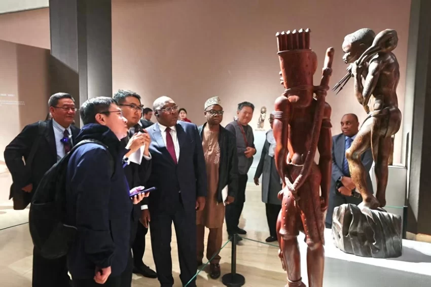“文明互鉴·木载万象——中国美术馆藏非洲木雕展”开幕(图1)
