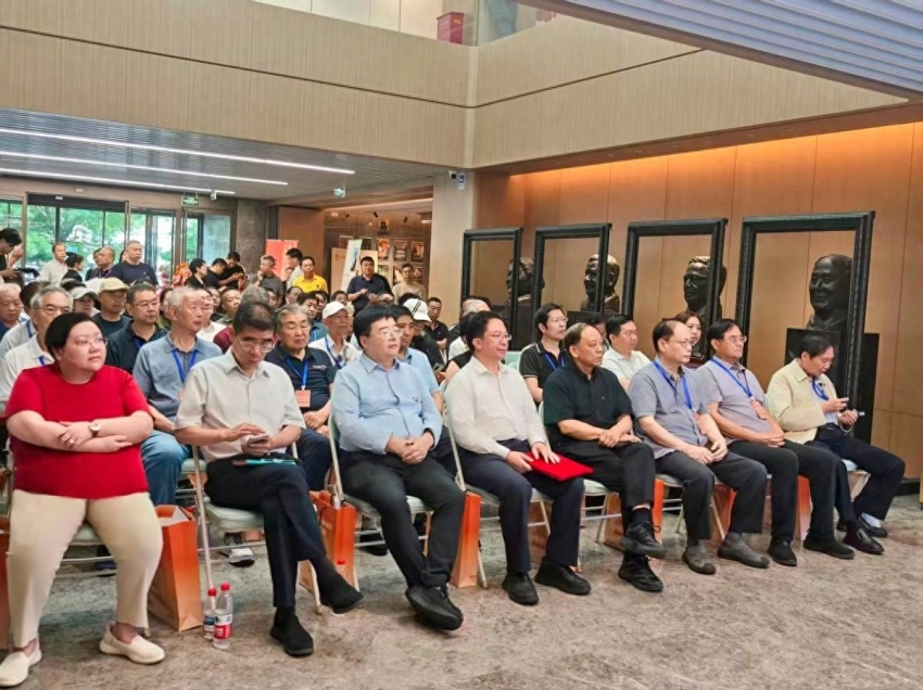 画家杨留义北京中轴线百米长卷呈现京华中轴盛景(图1) 画家杨留义北京中轴线百米长卷呈现京华中轴盛景(图1)