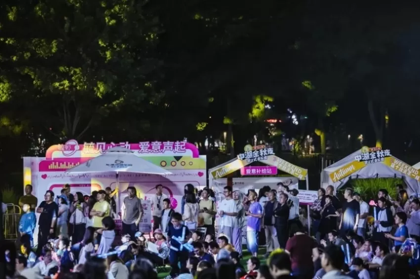 月色赴中湖，佳节共欢歌：龙潭中湖公园 “中湖金秋夜” 双节启幕(图4)