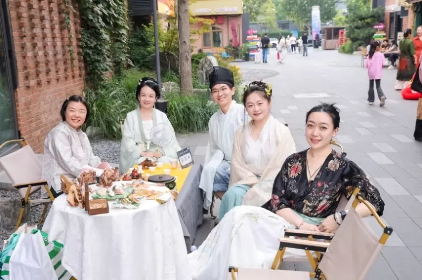 798南门——慢生活商业街区打造沉浸式艺术夜(图18) 798南门——慢生活商业街区打造沉浸式艺术夜(图18)