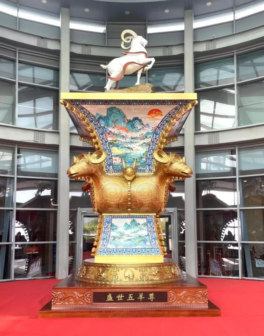吉尼斯世界纪录铜雕景泰蓝《盛世五羊尊》在河北迁西落成(图4) 吉尼斯世界纪录铜雕景泰蓝《盛世五羊尊》在河北迁西落成(图4)