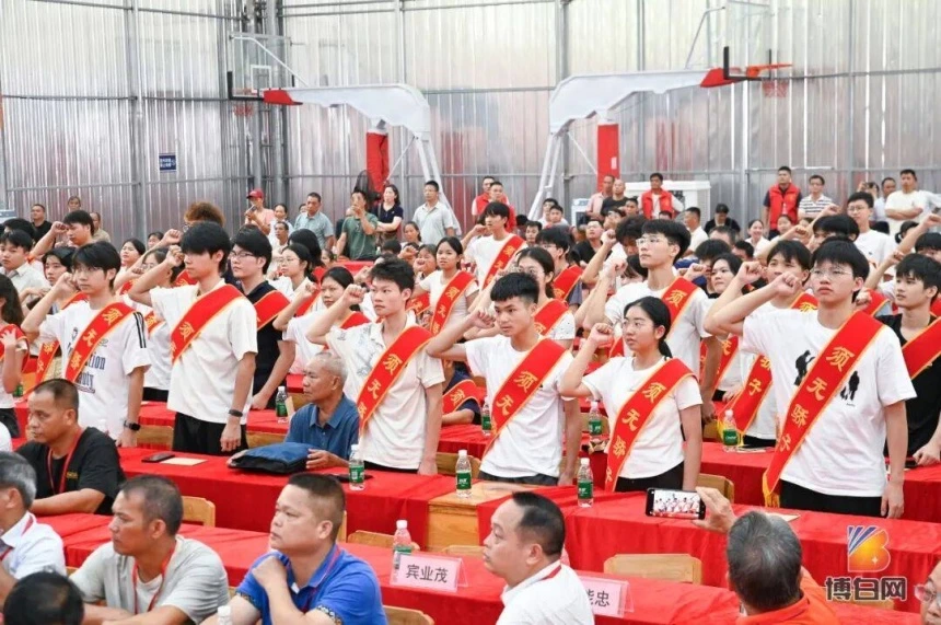开局即无敌!汇聚68万善款、新科北大博士等199人获奖!首届博白须无奖学大会成功举办(图51) 开局即无敌!汇聚68万善款、新科北大博士等199人获奖!首届博白须无奖学大会成功举办(图51)