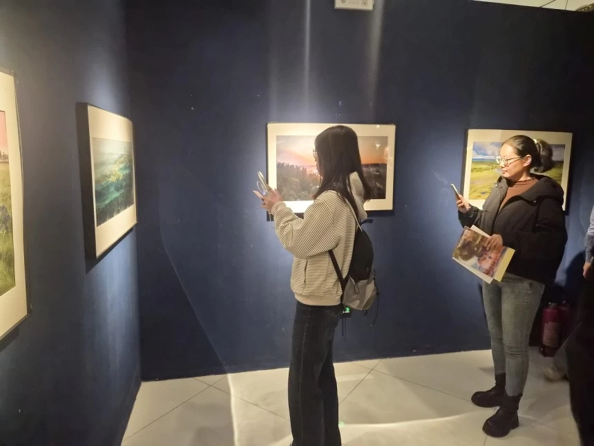 秋韵染林海 光影赴冰城——“大美伊春·魅力丰林”四季风光摄影展哈尔滨站启幕(图3)