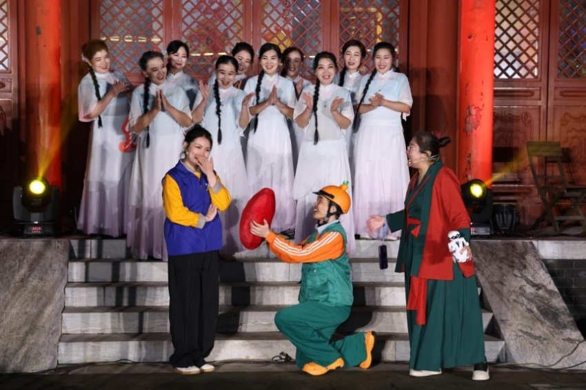 古寺搭台,居民演身边人、说身边事——原创沉浸式戏剧《家在回天》引共鸣(图3) 古寺搭台,居民演身边人、说身边事——原创沉浸式戏剧《家在回天》引共鸣(图3)