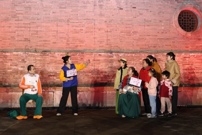 古寺搭台,居民演身边人、说身边事——原创沉浸式戏剧《家在回天》引共鸣(图5) 古寺搭台,居民演身边人、说身边事——原创沉浸式戏剧《家在回天》引共鸣(图5)