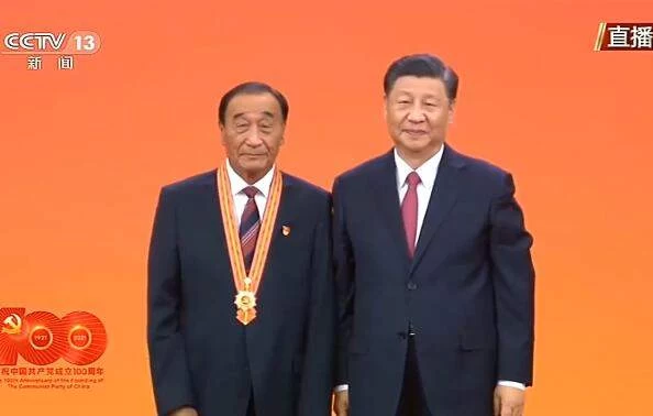 陕西唯一!治沙英雄石光银获“七一勋章”(图1) 陕西唯一!治沙英雄石光银获“七一勋章”(图1)