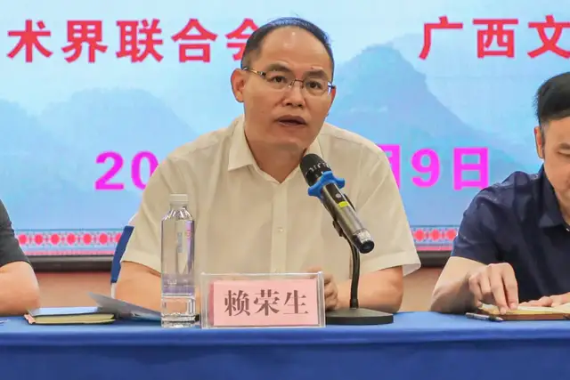 区内外文学专家到百色研讨长篇小说《神山》 (图1)