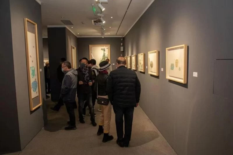 以瓷入画描绘古瓷之美，“素笔珠山——宿利群绘画展”开幕(图4)