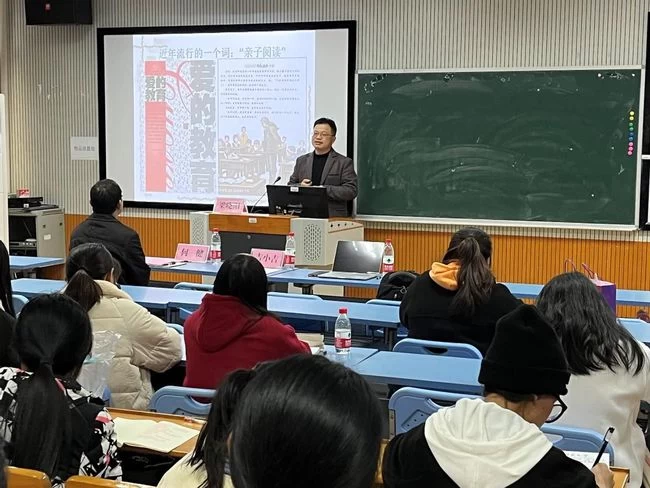 作家梁晓阳、吉小吉走进校园谈文学(图1) 作家梁晓阳、吉小吉走进校园谈文学(图1)