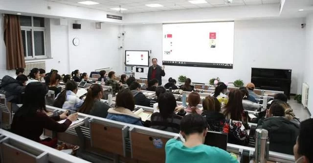 文以载道 德以树人——封杰教授为表演系师生作专题讲座(图1) 文以载道 德以树人——封杰教授为表演系师生作专题讲座(图1)